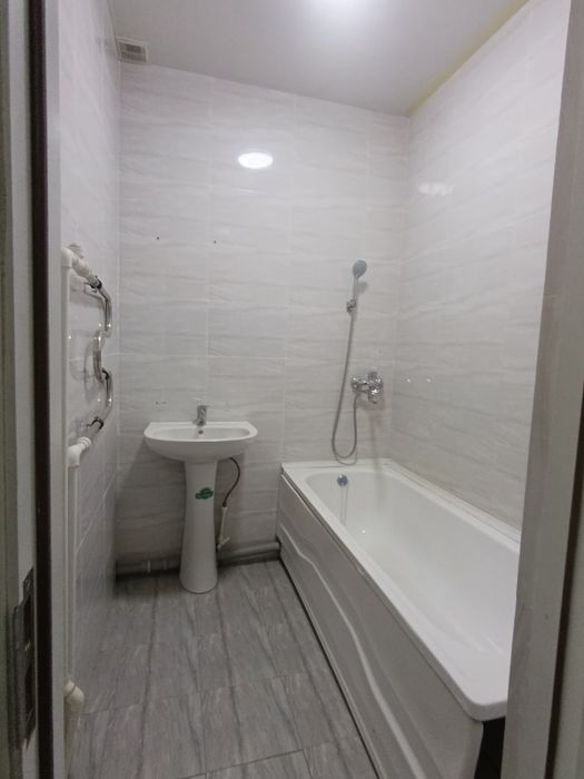 Navoi shahar  gulzor mahallasida 2xonalik kv arendaga beriladi