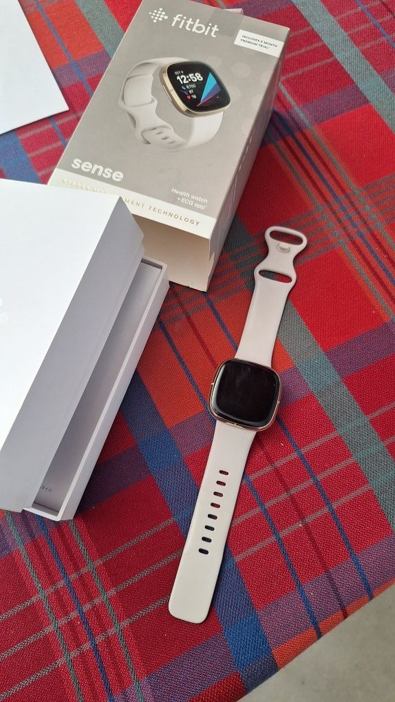 Fitbit sense смартчасовник