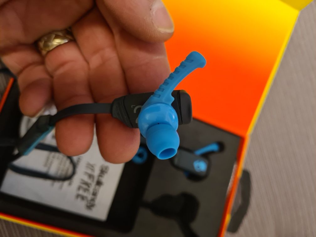 Casti bluetooth Skullcandy XT Free in cutie ca noi schimb