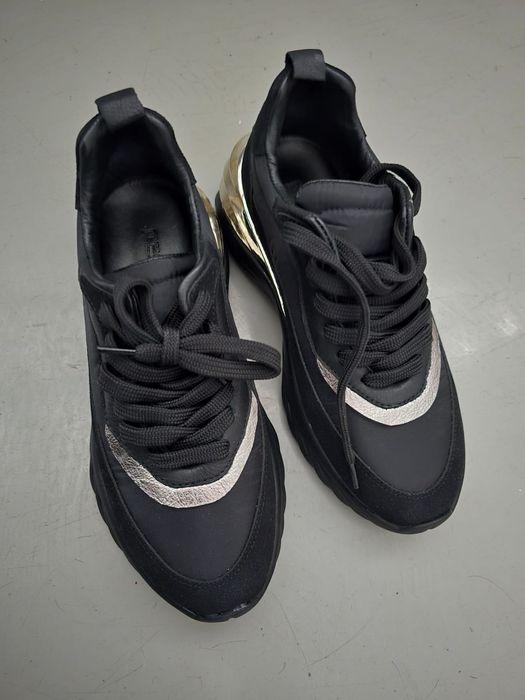 Vând pantaloni sport