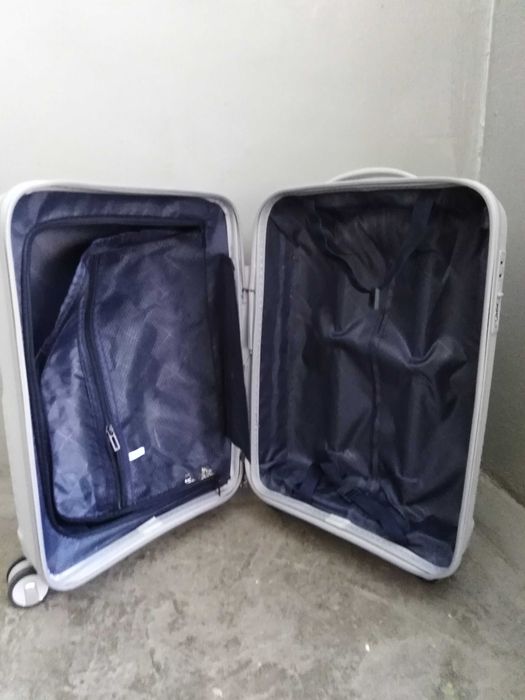 ОТДАМ ДАРОМ чемодан. Из пластика. СРЕДНИЙ, 20х33х47см, 40 л. Европа бу