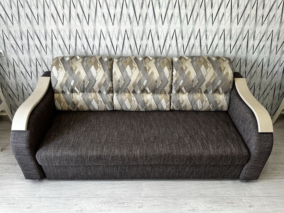 Продам диван в состоянии нового !