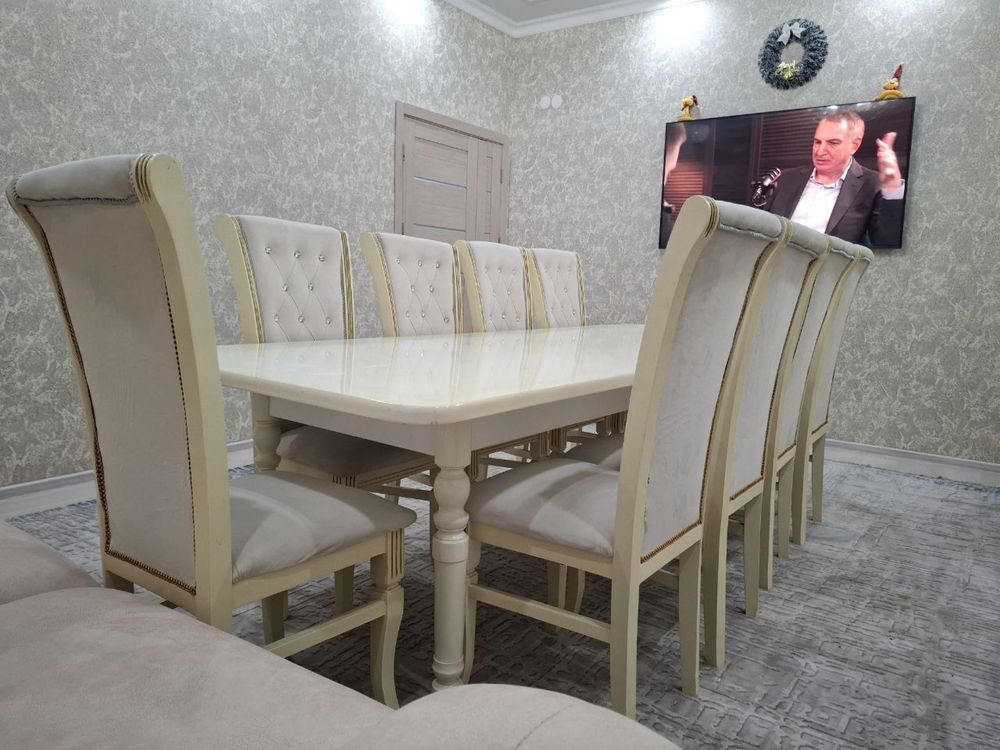 Стол со стульями для гостиной