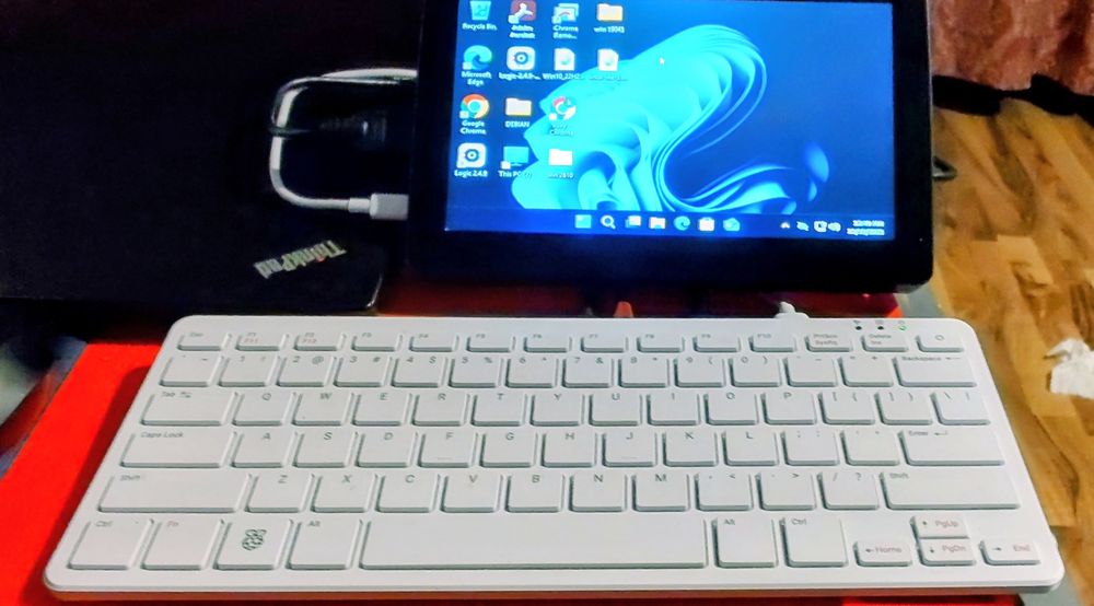 Raspberry pi 500  + Monitor Touchscreen 8,5 inch