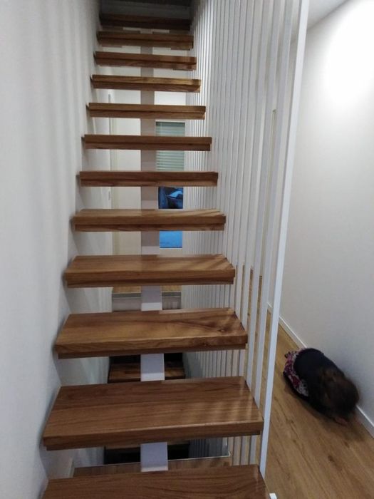 Trepte și accesorii din lemn masiv – montaj simplu, aspect elegant