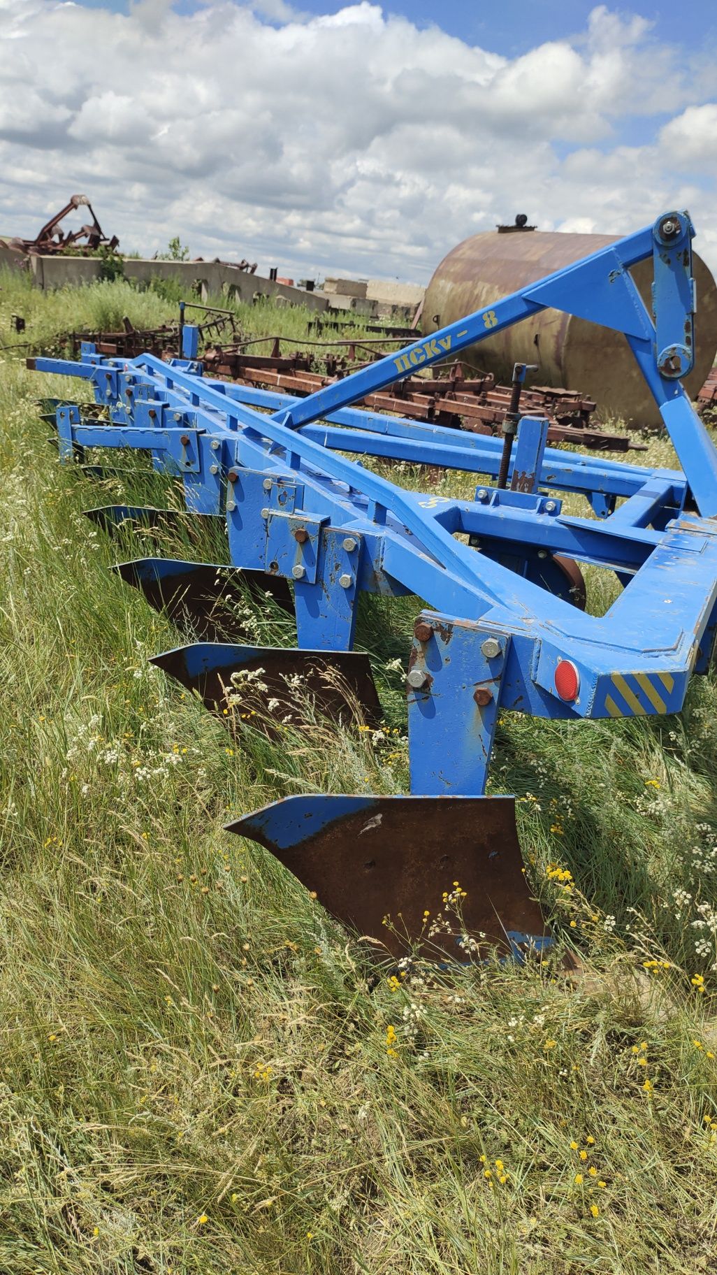 Продам плуг 8-ми корпусной