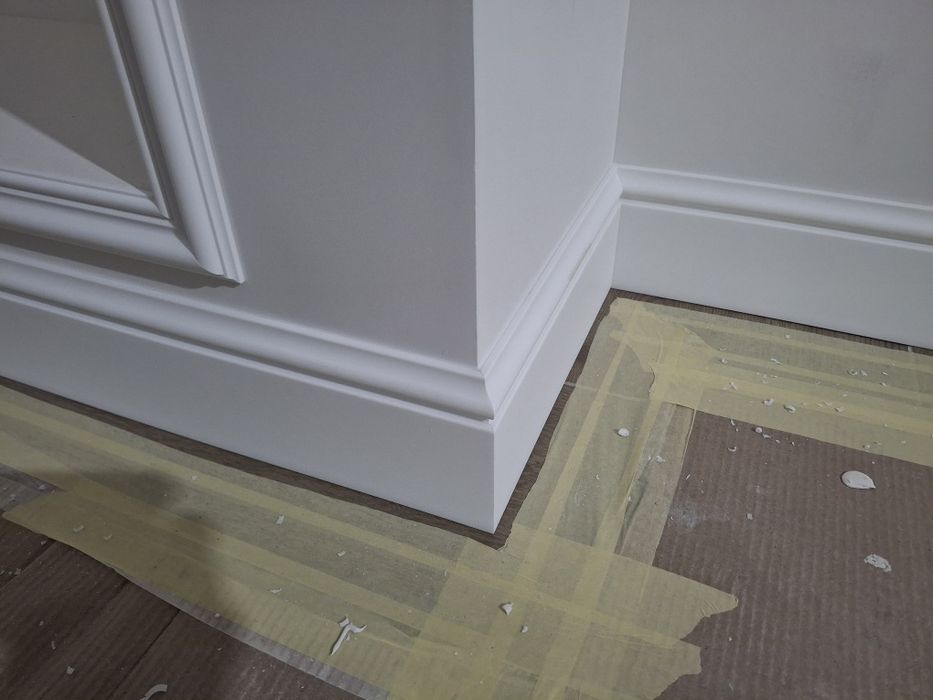 Монтаж на подови первази, стенни панели, облицовки и таванни корнизи