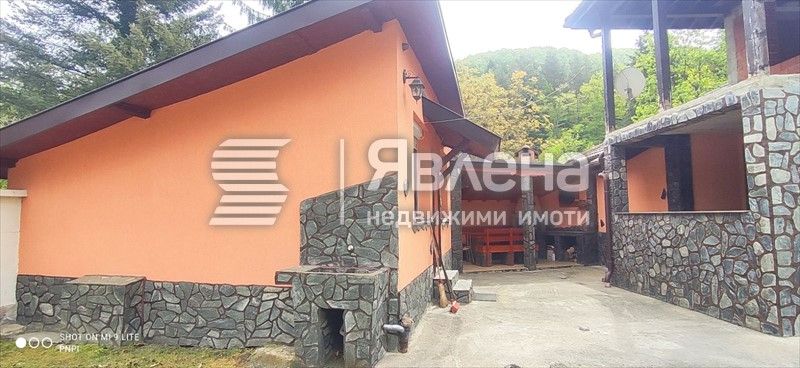 Явлена продава къща с облагороден двор във вилна зона с.Костенец