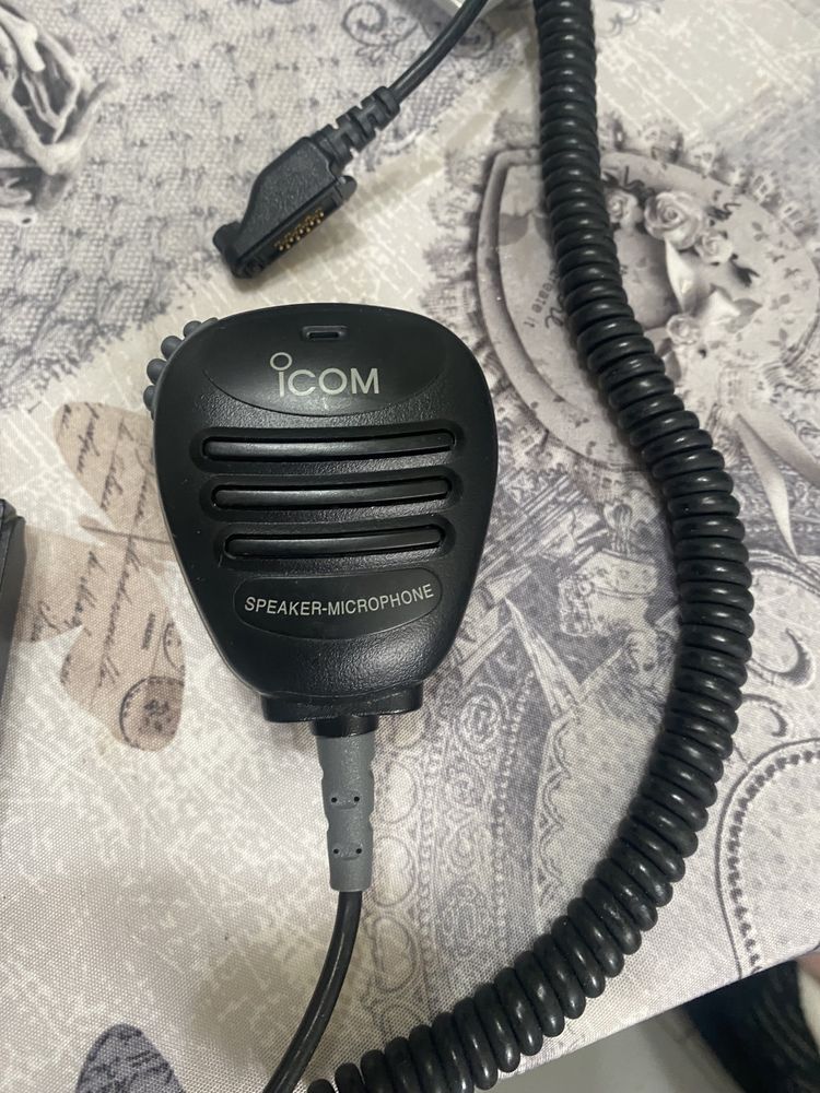 Две морски радиостанции icom M88