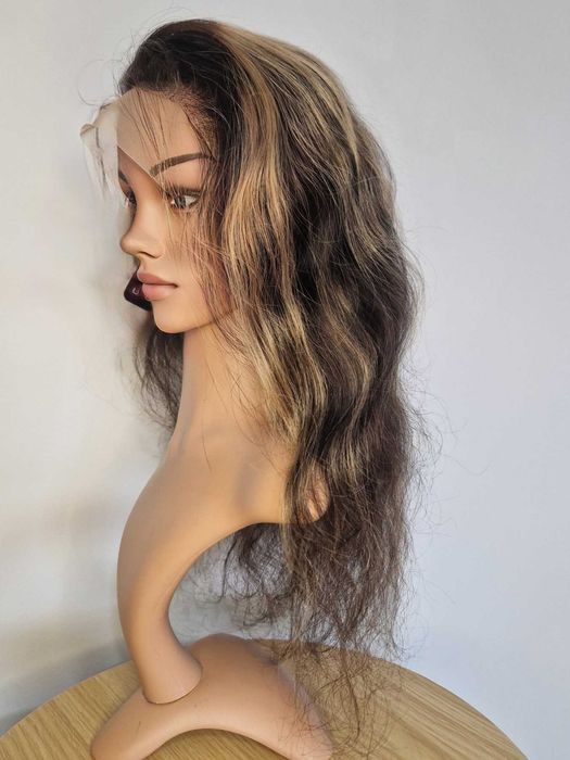 60 см естествена чуплива тъмно кафява перука с руси кичури с дантела