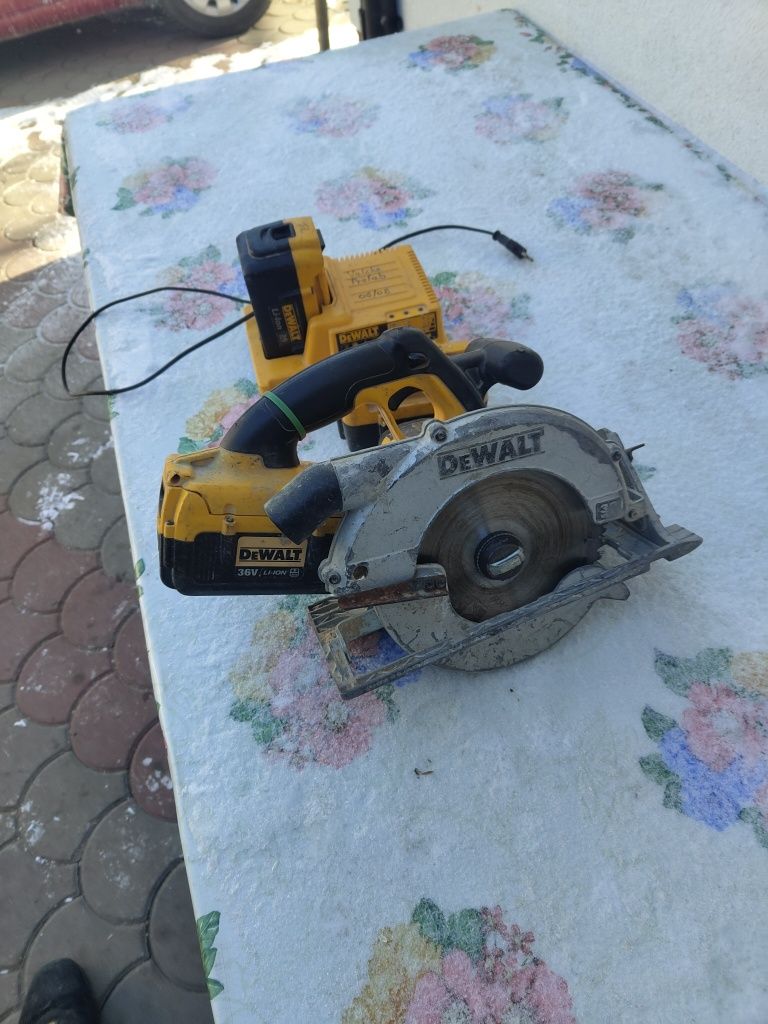 Circular dewalt s