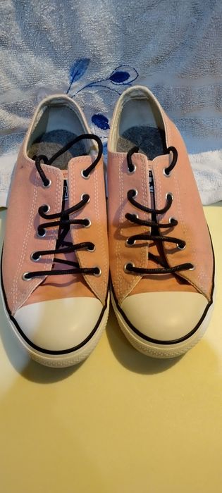 Vând teniși marca Converse