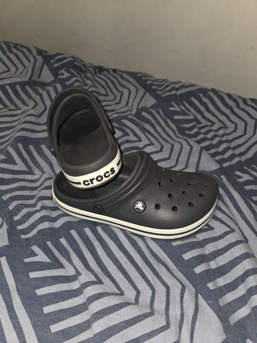 Vând crocsi purtați foarte putin