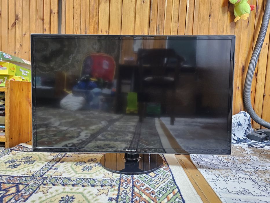 Телевизор Samsung 32 LED UE32F4000AW в отличном состоянии как новый.