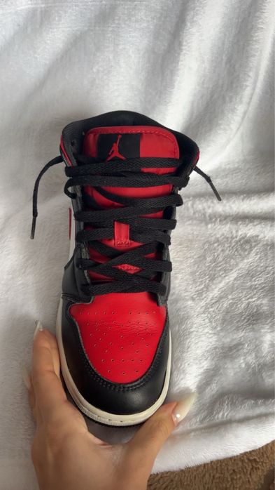 Jordan 1 roșu si negru