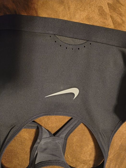 Ново дамско спортно бюстие Nike, размер S