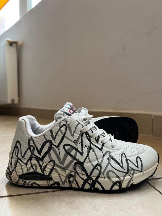 Vând adidași Skechers de damă