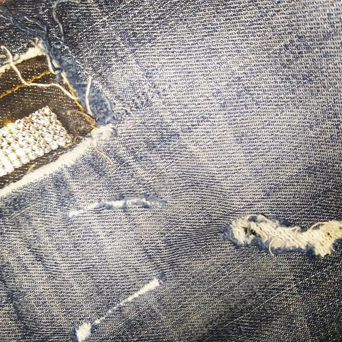 Скъсани дънки, 28