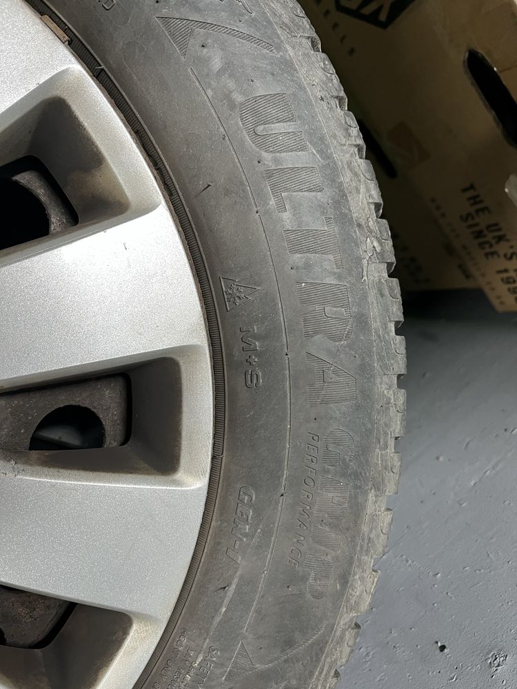Anvelope iarna Goodyear UltraGrip 215/60/R16 99H DOT 2017 + jenti otel