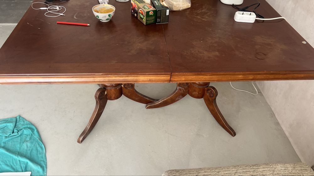 Стол Малайзийски в хорошем состояний.