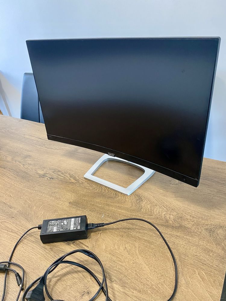 монитор Philips извит