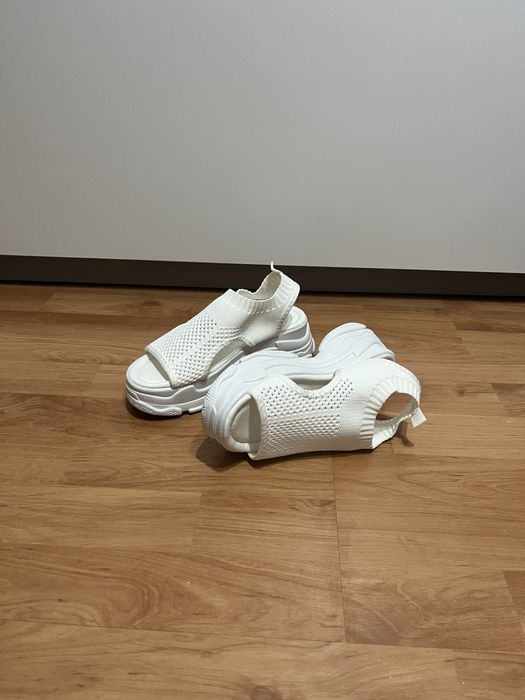 Летни сандали на платформа