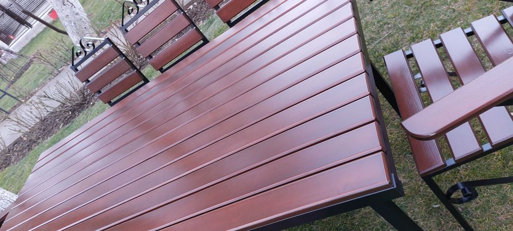 Masa cu 6 scaune simple si 2 cu cotiere