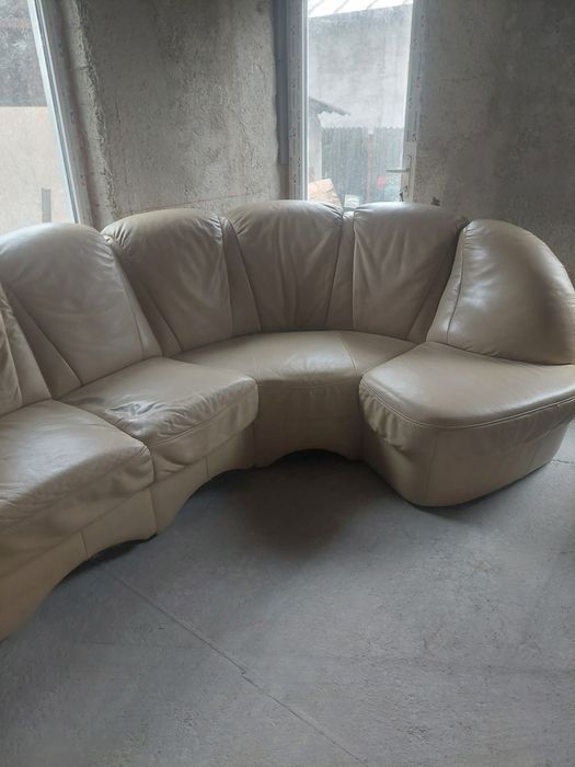 Vând colțar din piele naturală, în stare foarte bună, 2900 lei.