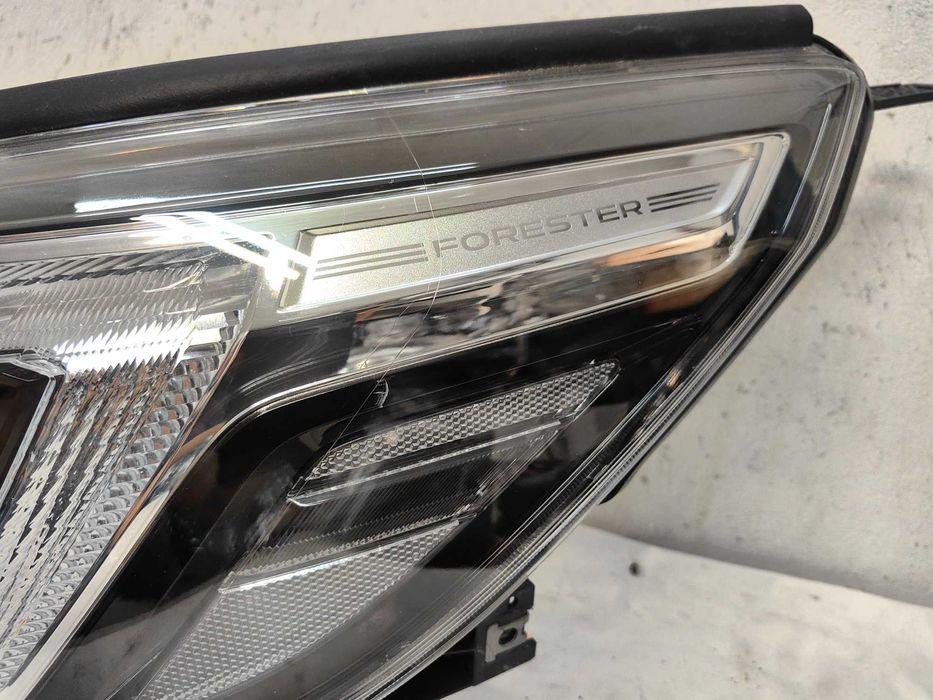 Оригинални  фарове Ляв Десен   Субару  Subaru Forester Full Led