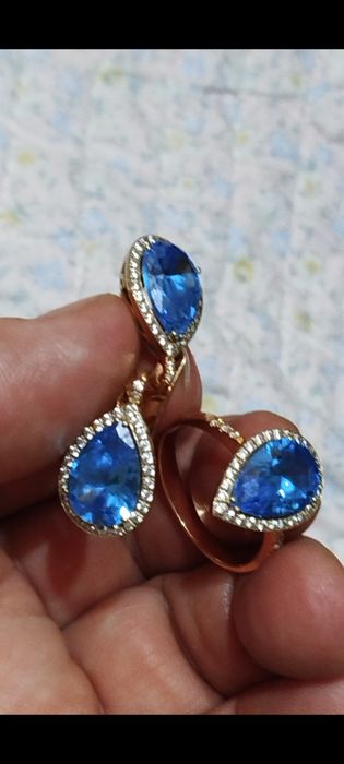 Новый золотой комплект. Очень красивый.