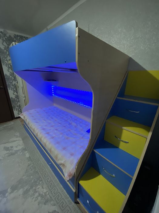 Кровать двуяросная и шкаф