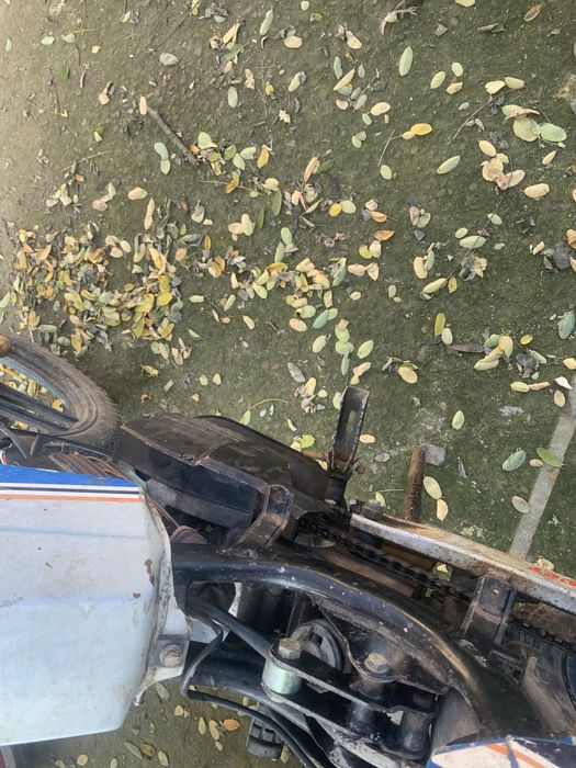 Vand sau achimb doua mopede cel rosu e 4t si cel alb e 2t