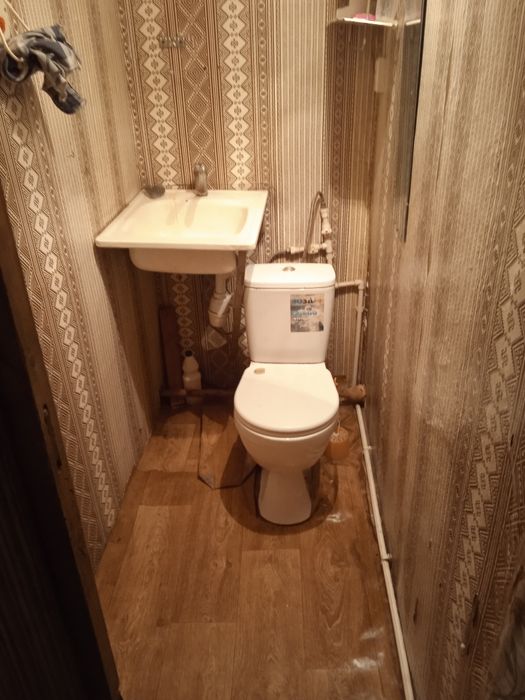 Продам трёхкомнатную полублагоустроенную квартиру , возможен обмен .