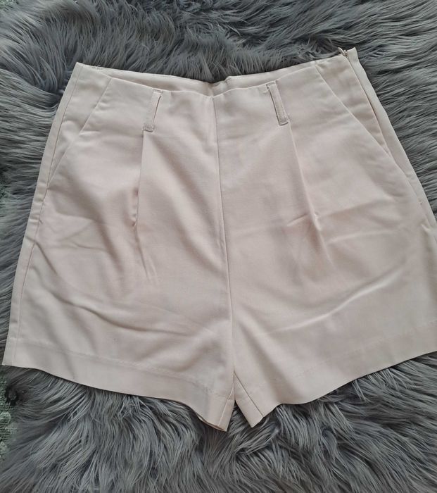 Vand pantaloni scurti MOHITO