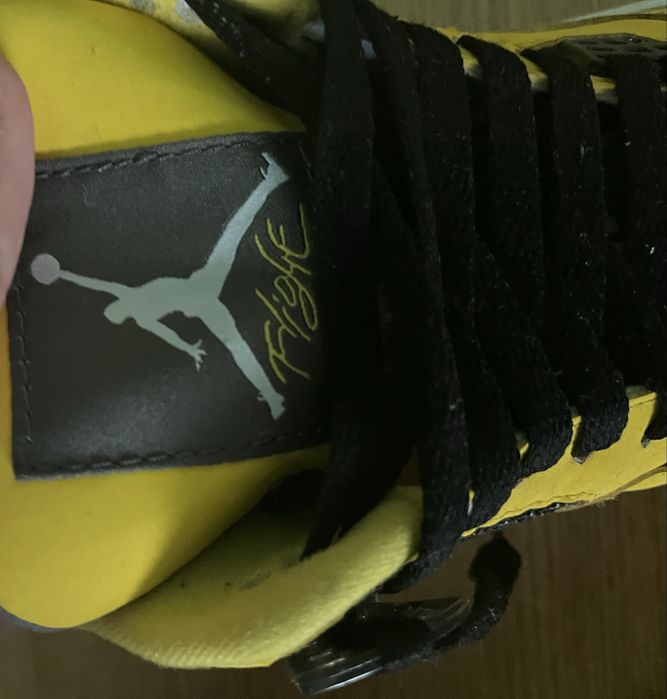 Jordan 4 Yelow lighting