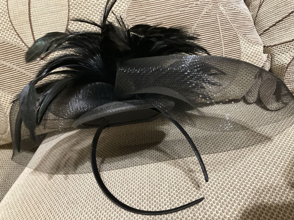 Черен Аксесоар за коса с пера и мрежа