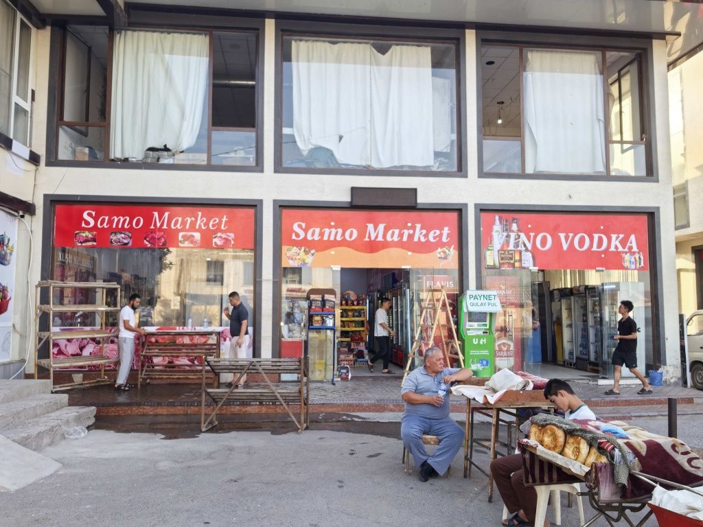 Yozuvli banner va plakatlar.