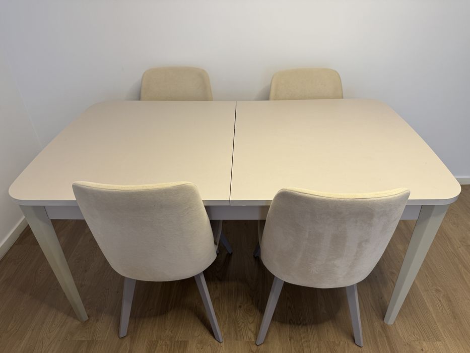Masa extensibila cu 4 scaune crem