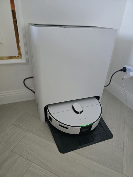 Срочно продам робот пылесос (сухая и влажная уборка.