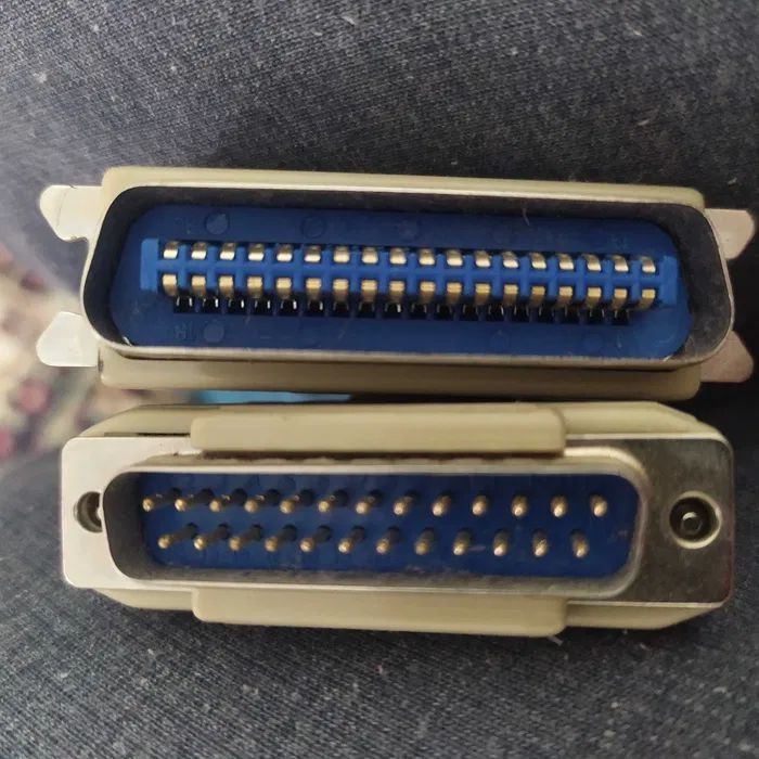 Комплект соединительных кабелей для компьютерной техники.