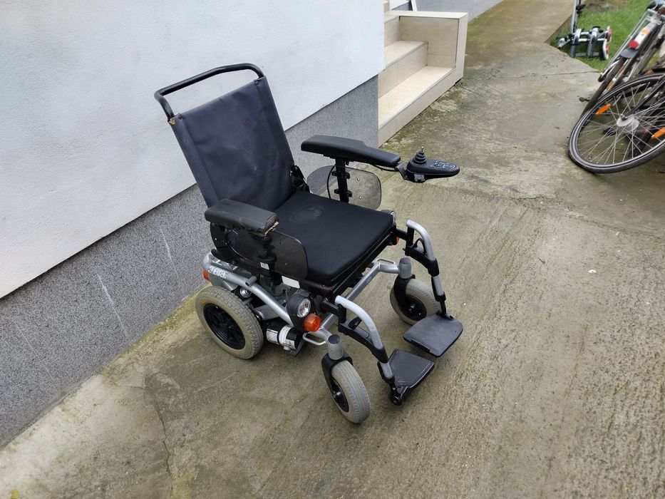 Cărucior scaun electric pentru persoane cu dizabilități