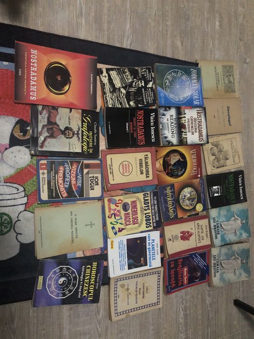 Diverse carti fotografiate