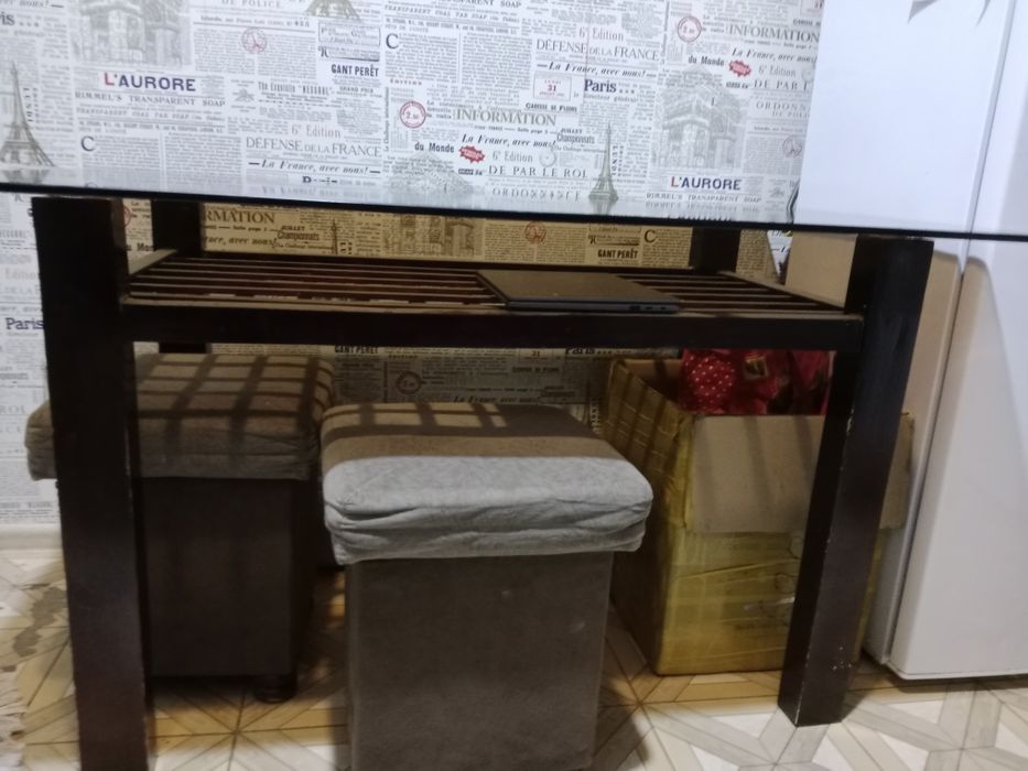 Стол хорошый, стекляный с 2 стульями