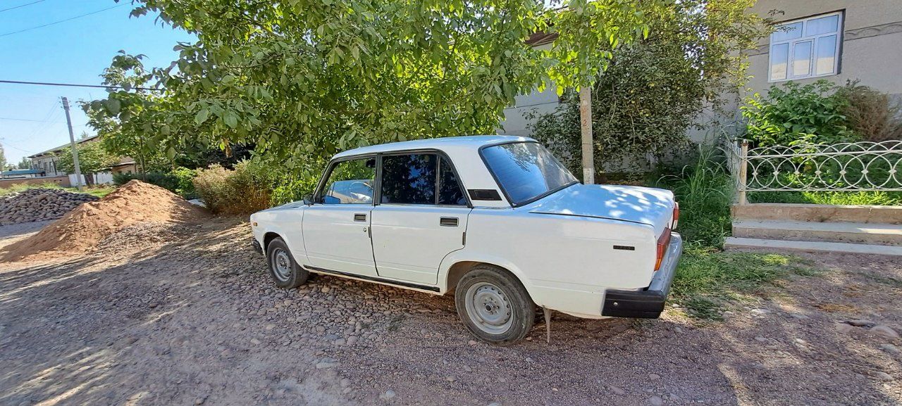 Vaz 2107 sotiladi 1988 yil gaz benzin