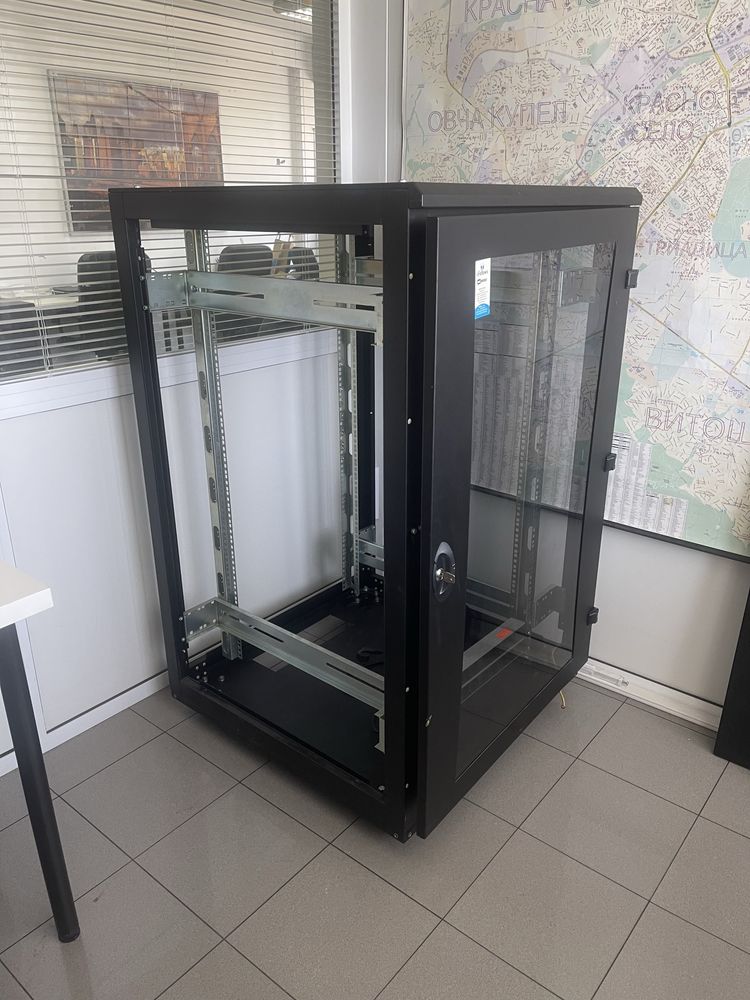 Сървърен шкаф server rack 25U с охлаждане и разклонители