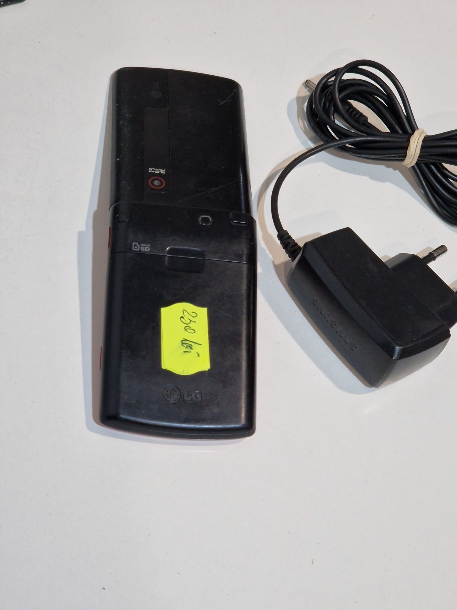 Super telefon cu clapeta Lg cu încărcător original