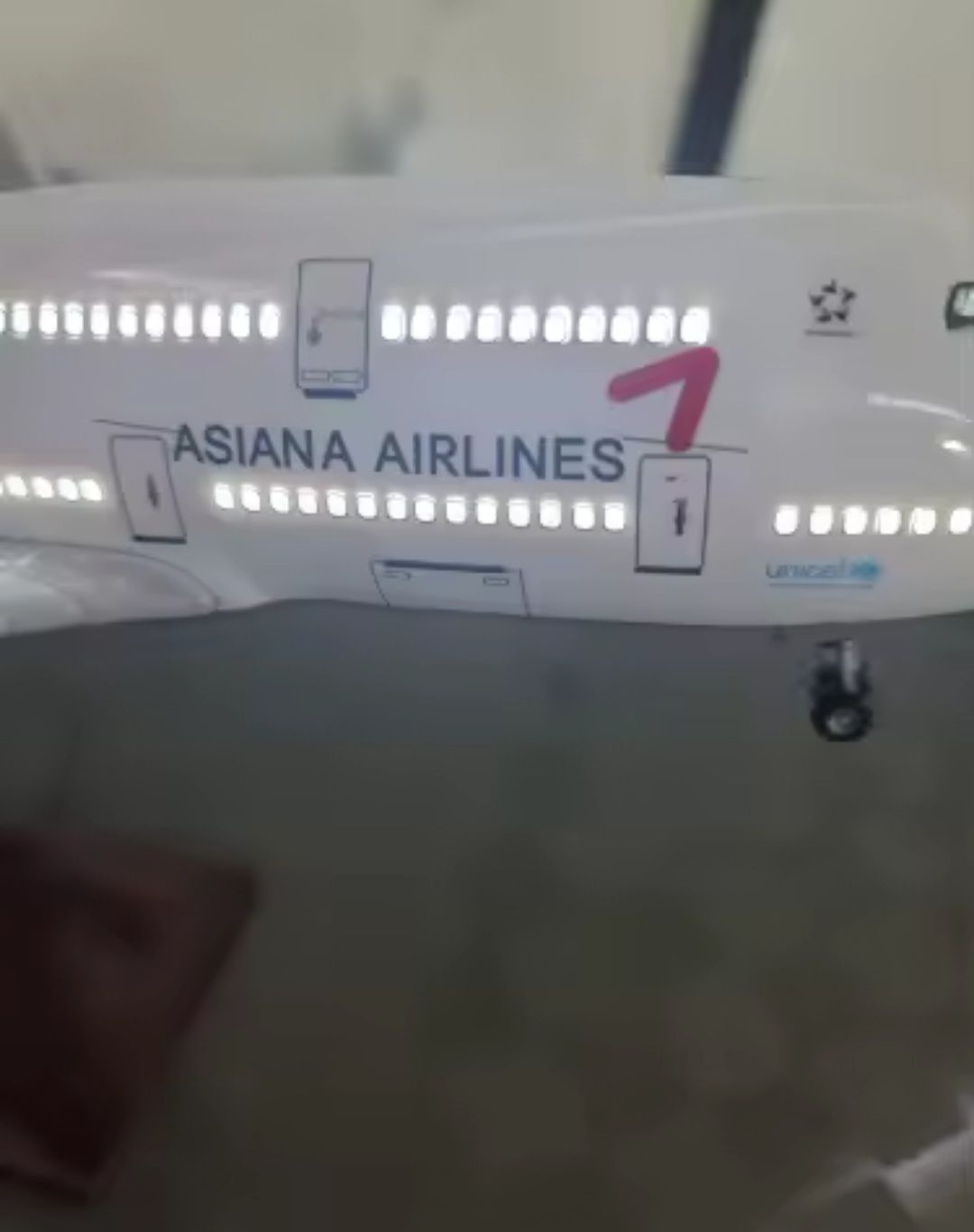 47 CM! FABULOASA macheta business avion LED Boeing 747 Asiana Airlines