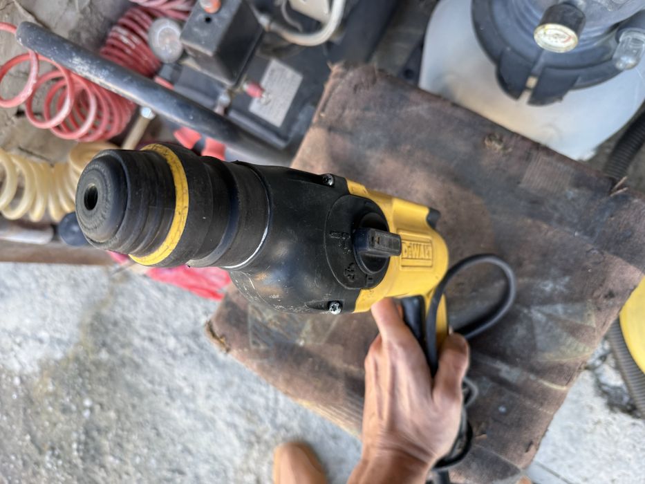 * DeWalt оригинальный перфоратор (требуется ремонт)