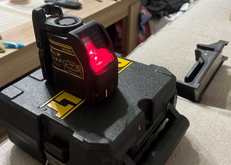 Nivela laser DeWalt DW088 cu 2 linii rosii si autonivelare cu precizie