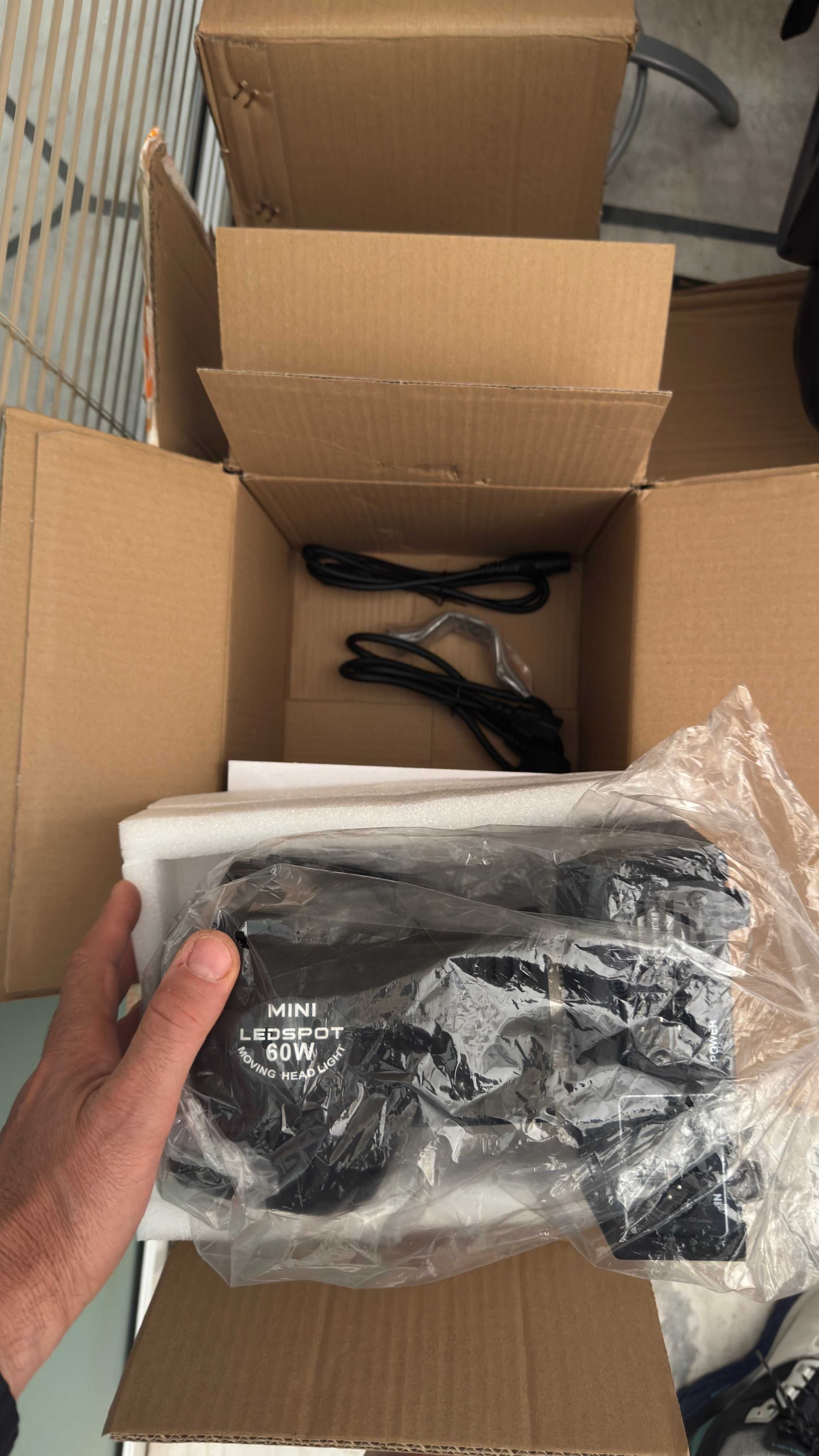 Продавам движещи глави moving head LED MINI SPOT 60W нови !